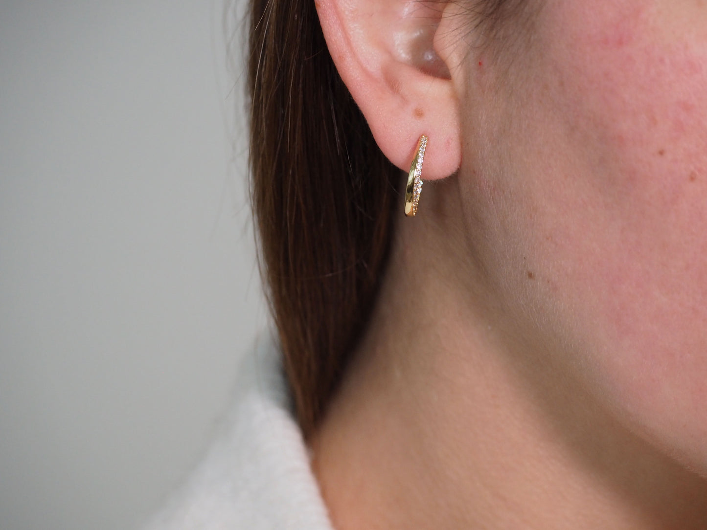 Huggies Delicate with Line of White Zircons – Gold Plated 18K