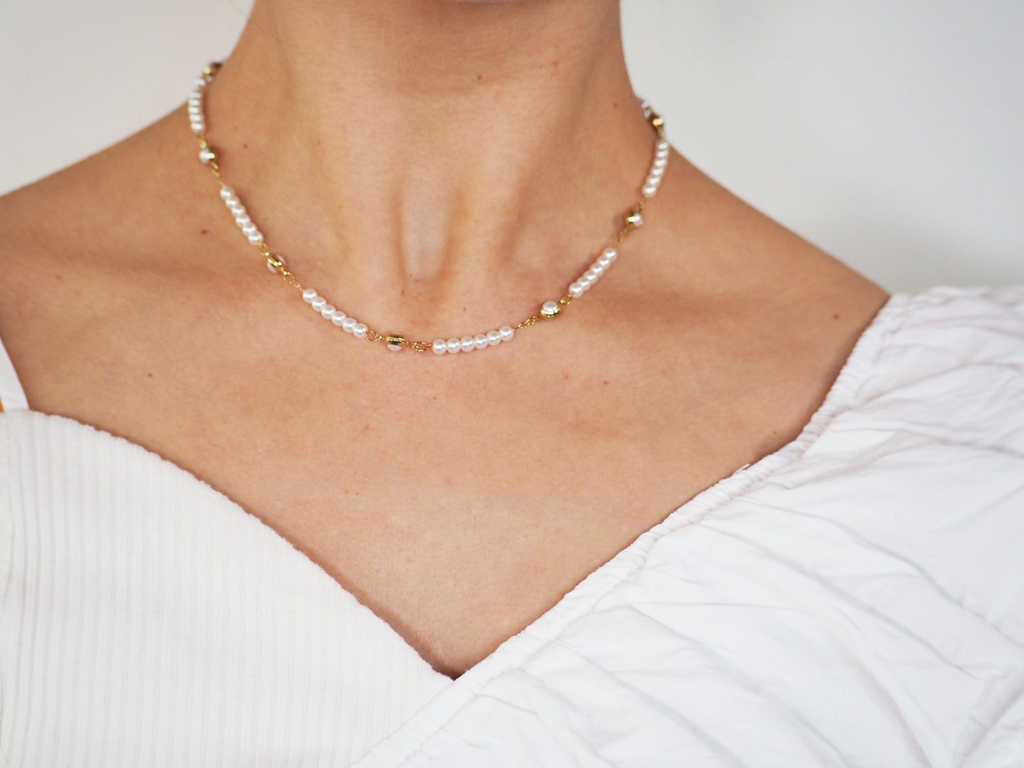 White Stones & Pearls Necklace