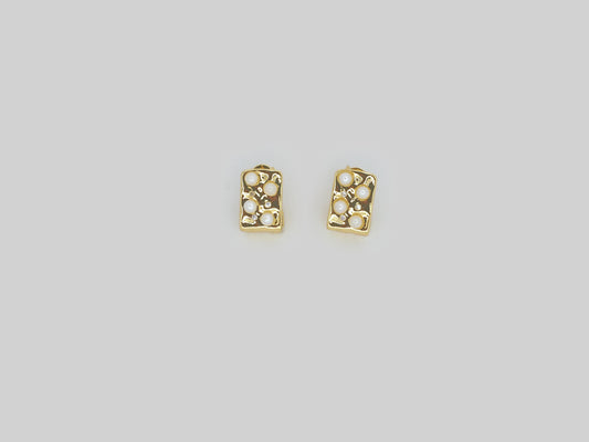 Squared earrings made in Gold Plated 18k with natural pearls. Gold plated earrings by Xatli. Gold plated earrings Canada. Earrings with pearls. Affordable jewelry for every occasion.