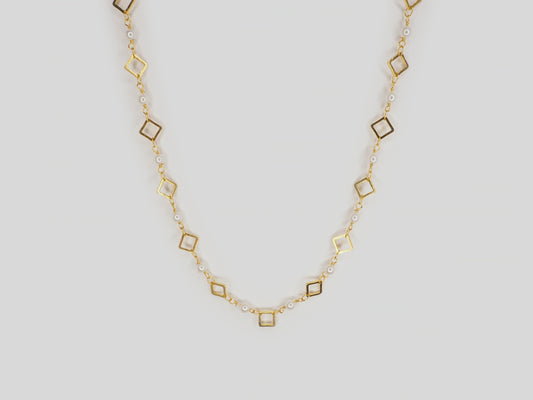 Diamond shaped links gold plated necklace 18k Gold with pearls. Beautiful handmade necklace. Gold plated chain necklace with pearls by Xatli. Gold plated necklace Canada. 18k gold plated chain. Affordable jewelry for every