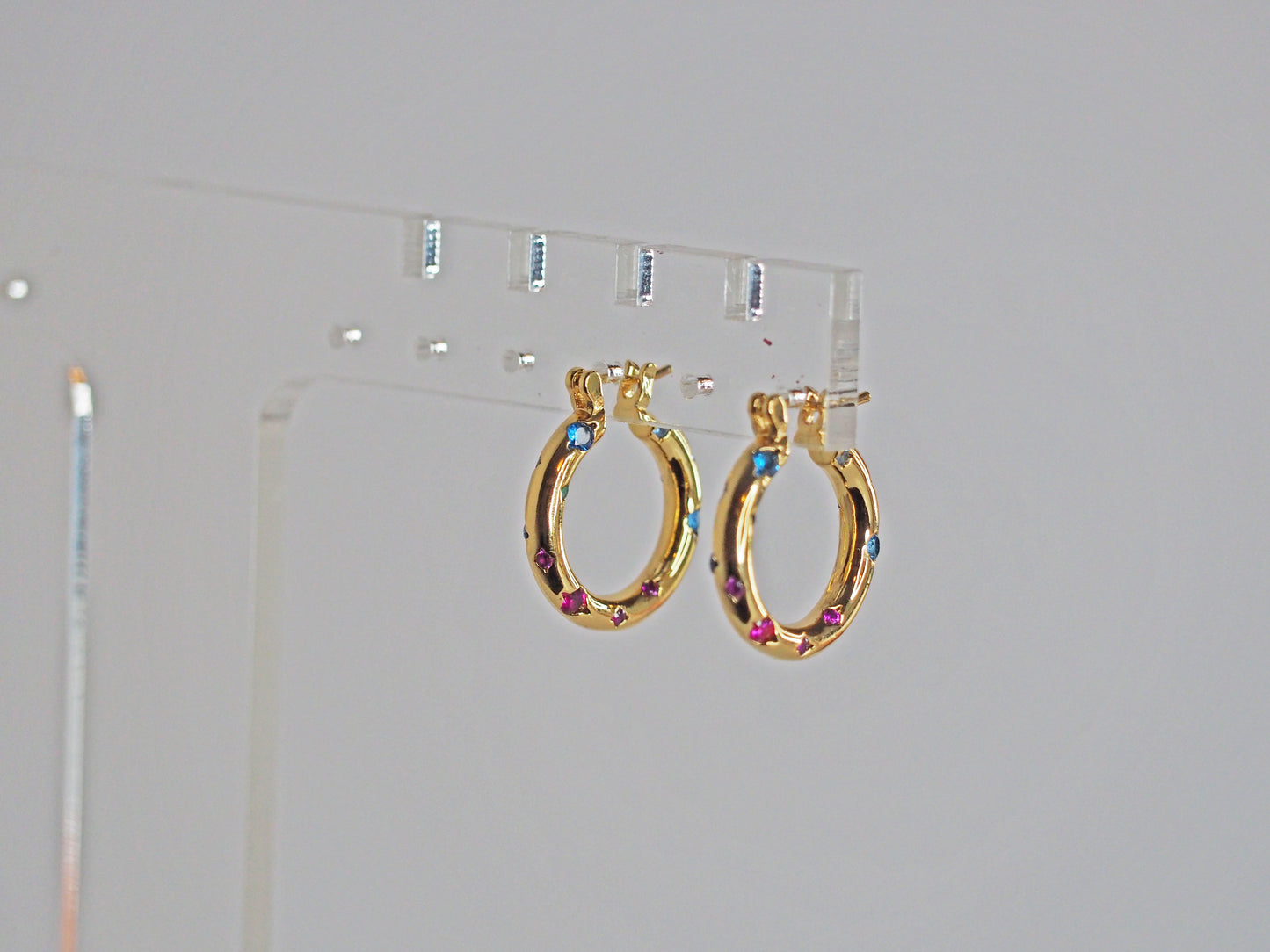 Hoops with zircons of colors