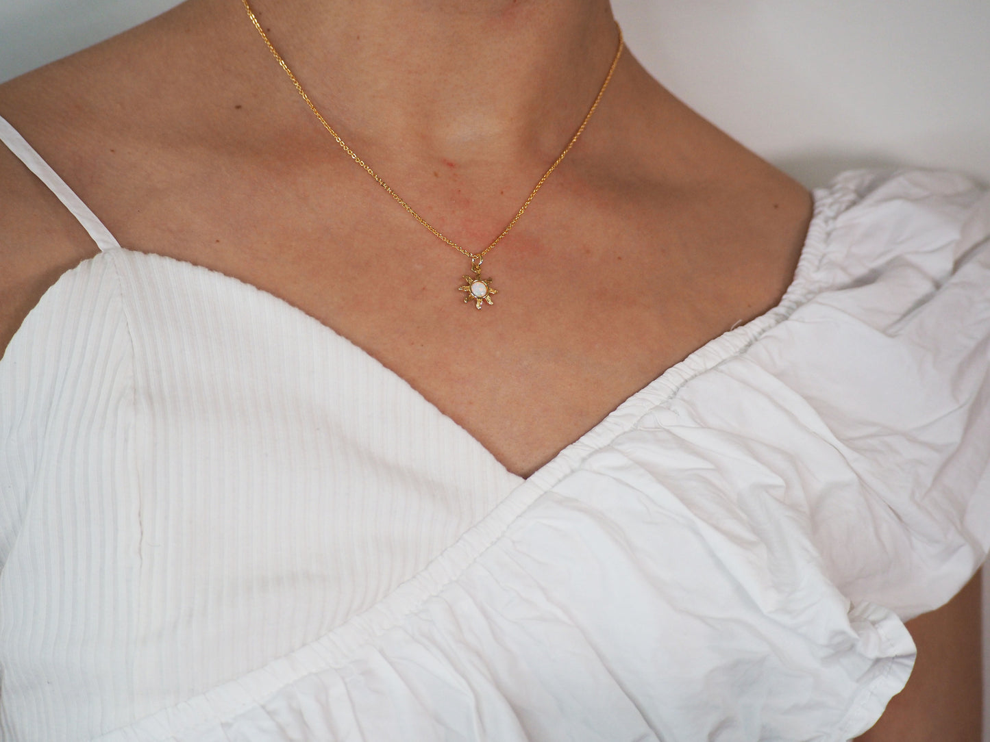 White Sun Necklace with Agatha Stone 18k Gold Plated