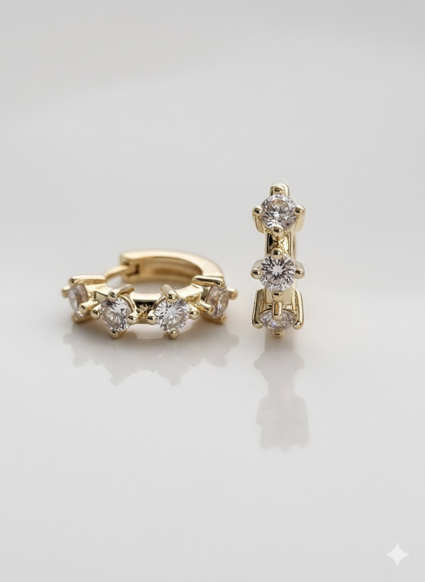 Huggie Earrings with Three Zirconias – 18K Gold Plated